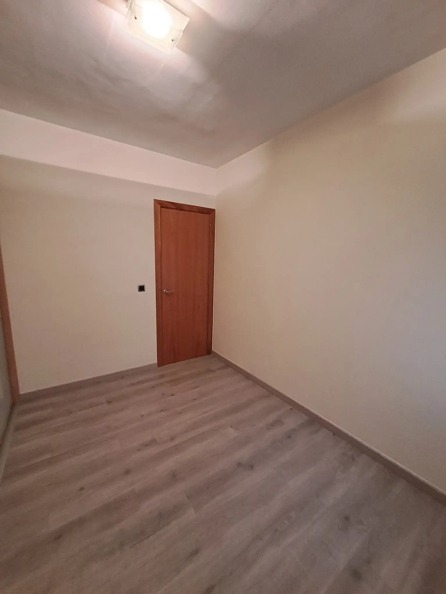 Pintar en Piso de 69 m² en Carrer de la Marina