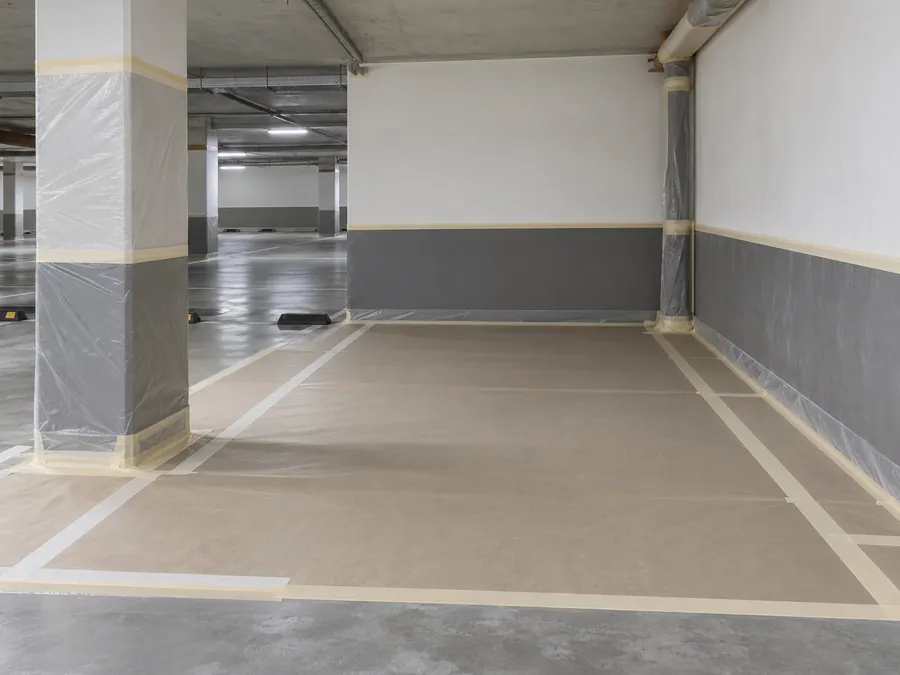 Zona de trabajo de un parking protegida y delimitada para pintar
